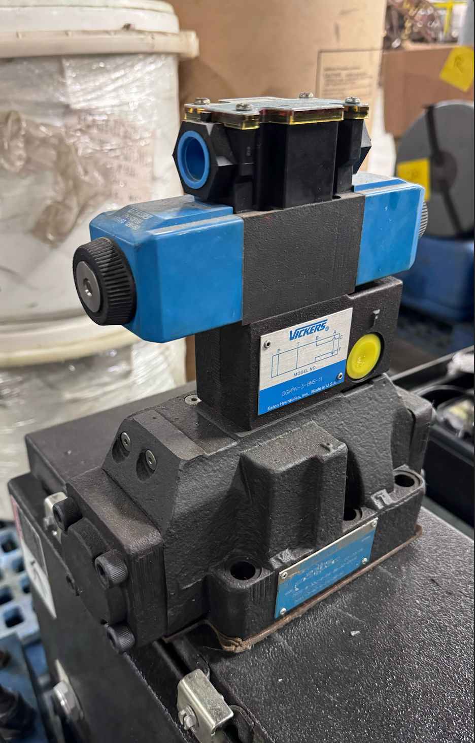Vickers 4-way directional valve