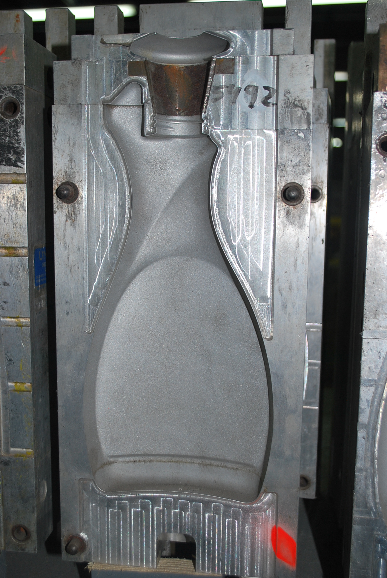 22 Oz. Spray Bottle — 16.2 x 6 x 9 in, 1 cavity, SKU 100347