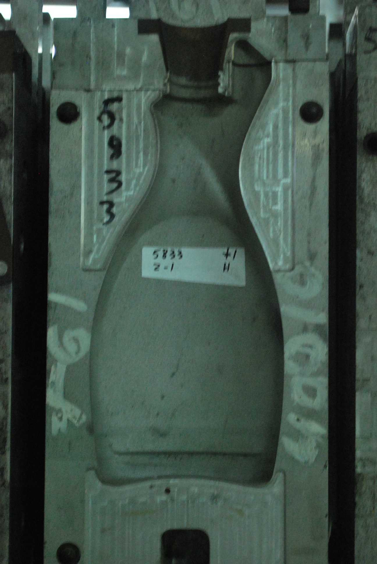 16 Oz. Spray Bottle — 16.2 x 5.9 x 8.5 in, 1 cavity, SKU 101183