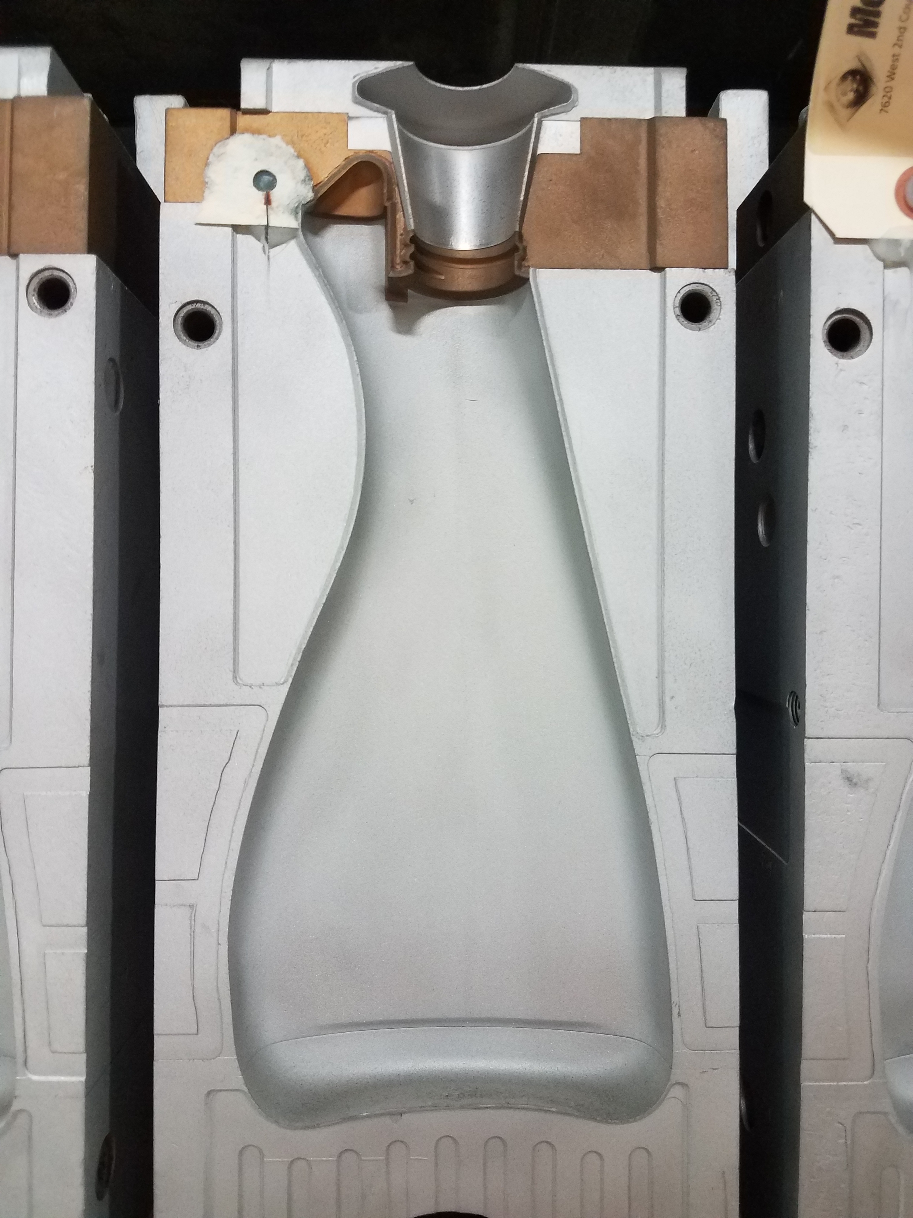 22 Oz. Spray Bottle — 16.2 x 6 x 8.2 in, 1 cavity, SKU 100595