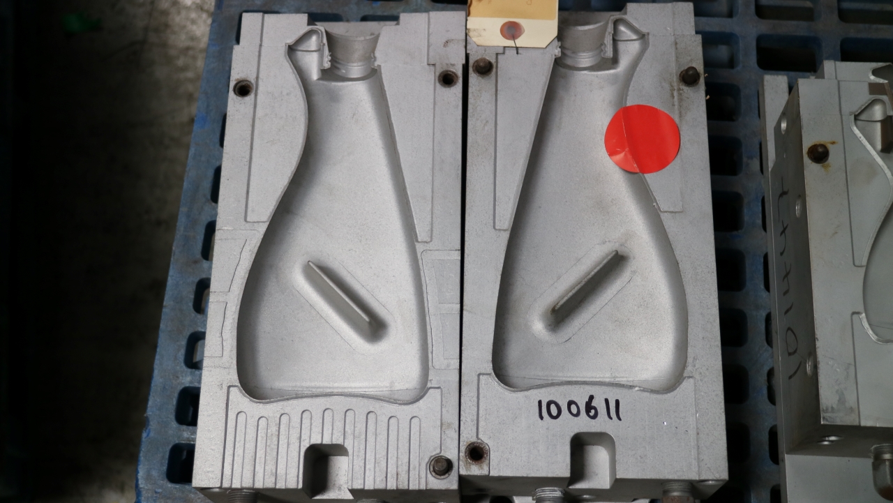 22 Oz. Spray Bottle — 16.2 x 6 x 8.2 in, 1 cavity, SKU 100611