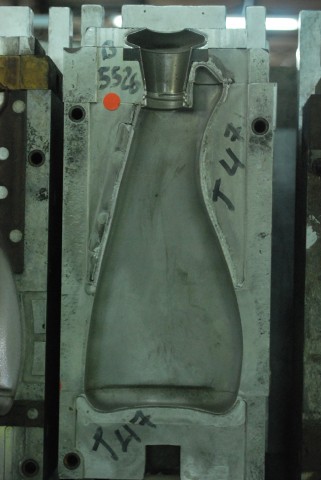 22 Oz. Spray Bottle — 16.2 x 6 x 8.5 in, 1 cavity, SKU 100673