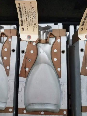 22 Oz. Spray Bottle — 16.2 x 6 x 8.5 in, 1 cavity, SKU 100677