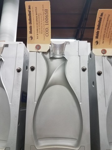 22 Oz. Spray Bottle — 16.2 x 6 x 8.5 in, 1 cavity, SKU 100658