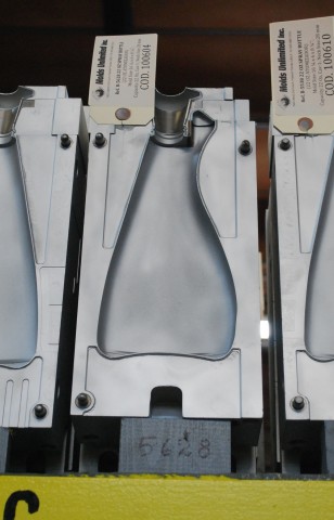 22 Oz. Spray Bottle — 16.2 x 6 x 8.2 in, 1 cavity, SKU 100604