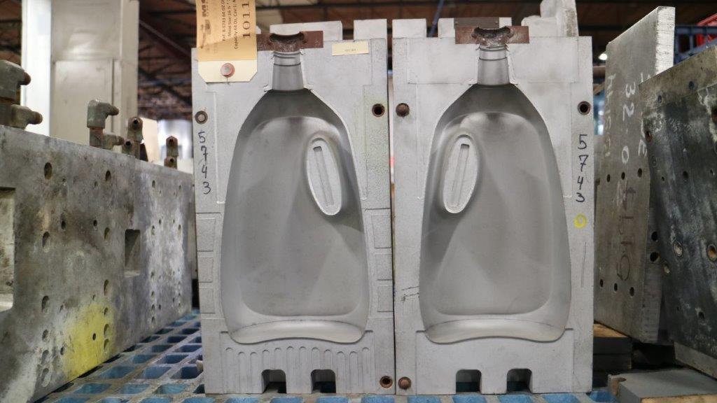 64 Oz. Detergent Bottle — 16.2 x 7.7 x 11 in, 1 cavity, SKU 101161