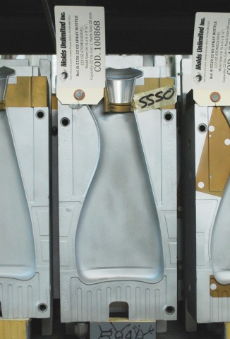 22 Oz. Spray Bottle — 16.2 x 6 x 8.3 in, 1 cavity, SKU 100868