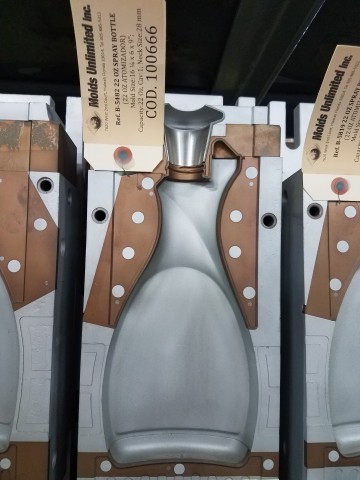 22 Oz. Spray Bottle — 16.2 x 6 x 9 in, 1 cavity, SKU 100666