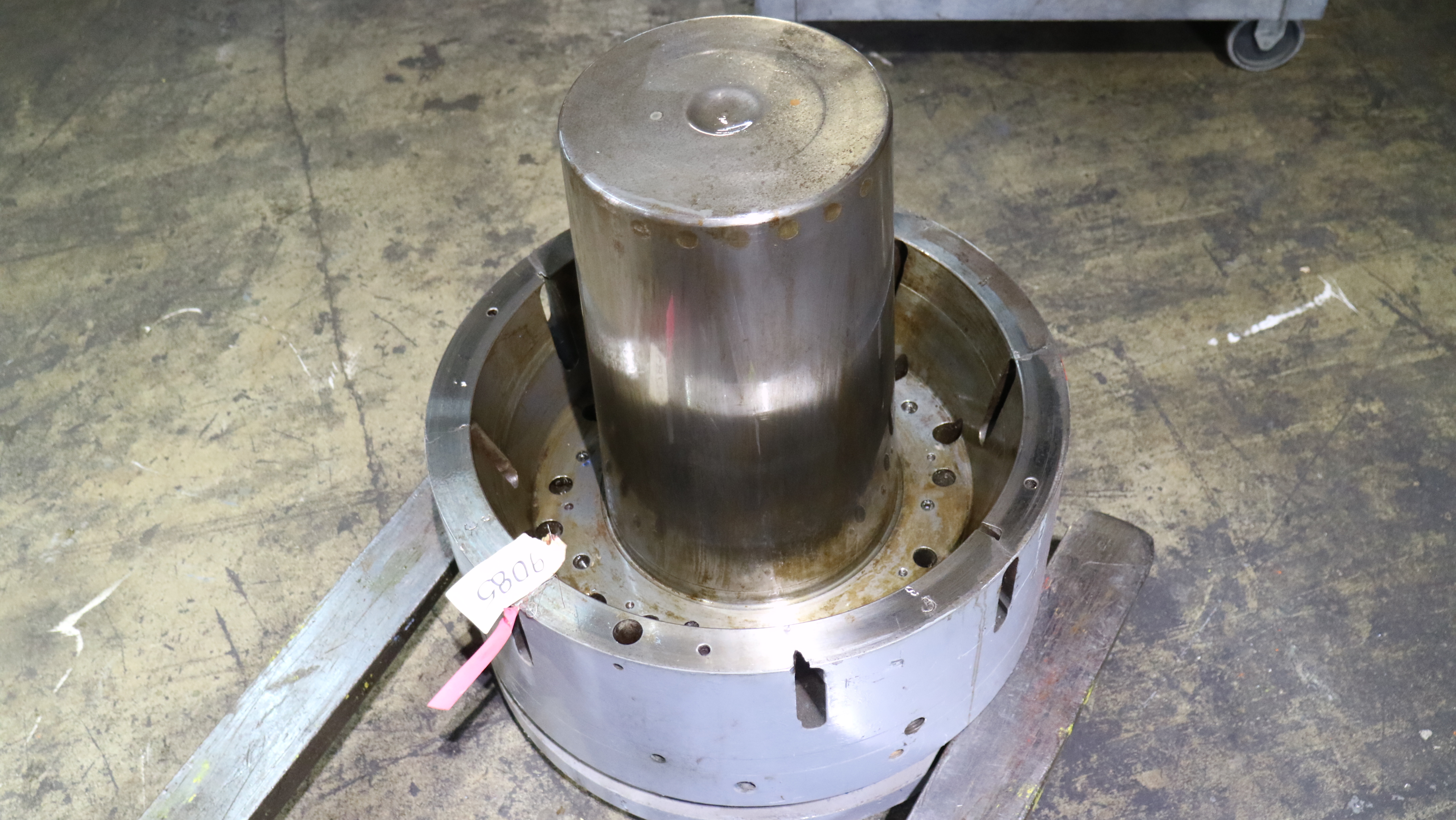 6 Gal Pail — 24.5 (diam) x 31.5 in, 1 cavity, SKU 510808